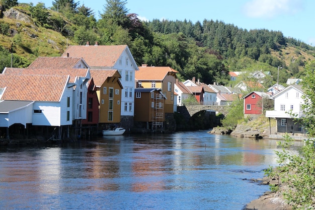 Foto oude huizen aan de kust in sognefjord