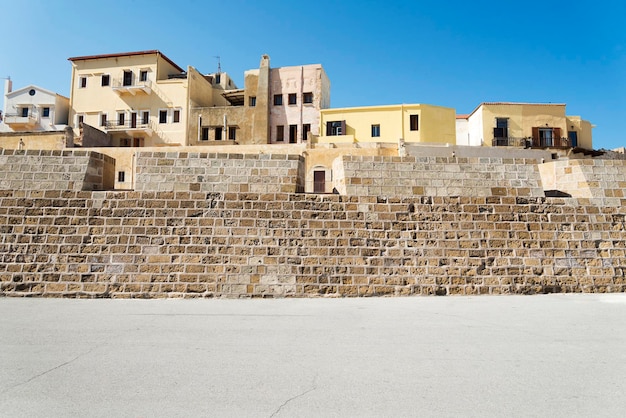 Oude huizen en stenen omheining op het eiland Kreta