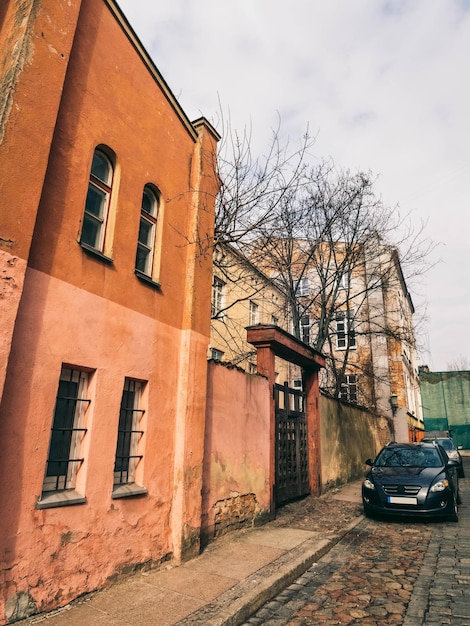 Oude huizen in de geplaveide straat van de oude binnenstad van Klaipeda, Litouwen