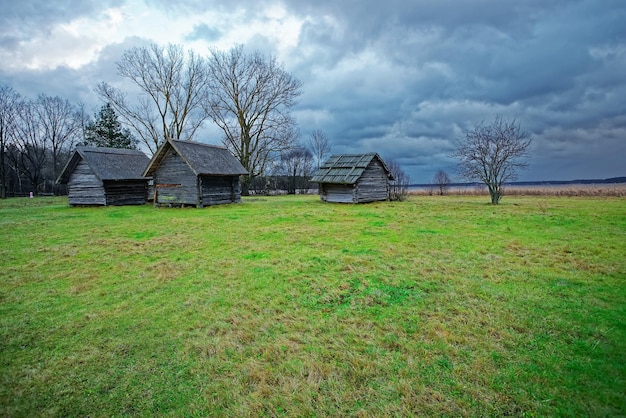 Oude huizen in etnografisch openluchtdorp in riga, letland