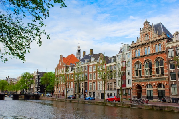 Oude huizen op kanaal in Amsterdam, Nederland