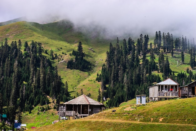 Oude huizen van Bakhmaro resort in de Georgische regio Guria