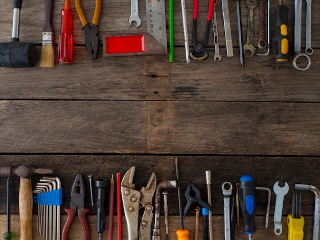 Oude hulpmiddelen op een houten tafel