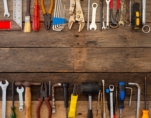 Oude hulpmiddelen op een houten tafel