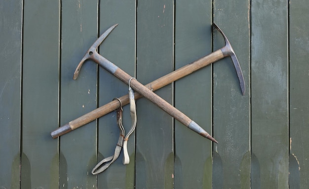 Foto oude ijsbijl op houten achtergrond