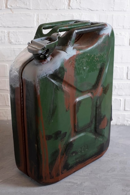 Oude ijzeren jerrycan voor benzine of dieselbrandstof 20 liter op lichte achtergrond