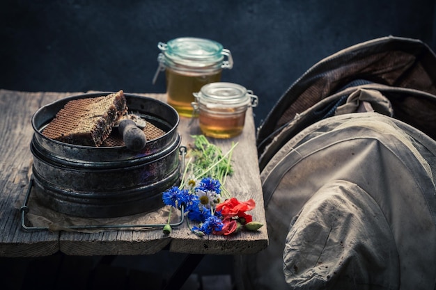 Oude imkerhulpmiddelen in workshop met honing
