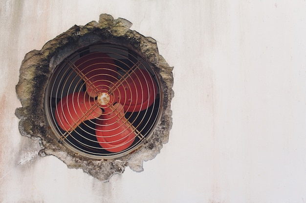 Oude industriële ventilatorafzuiging in staalplaat.