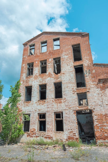 Oude ingestorte rode baksteenfabriek