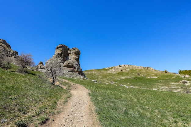 Oude kalkstenen hoge bergen met een ronde vorm in de luchtnevel The Valley of Ghosts Demerji Crimea