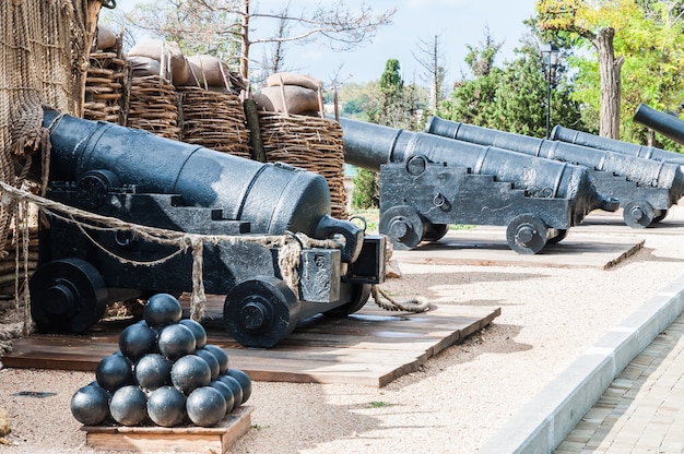 Oude kanonnen en kernen van het verdedigingsfort zijn een militair museum.