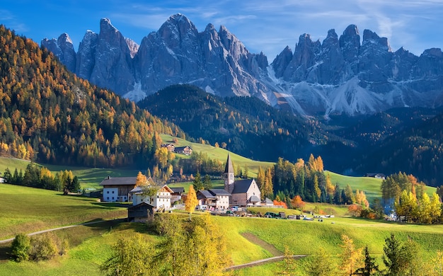 Oude kapel santa maddalena val di funes in de herfst odle mountain group in italië