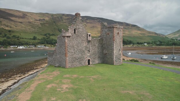 Foto oude kasteelruïnes in de baai van de zee lucht historisch monument van de britse cultuur schotland bezienswaardigheid