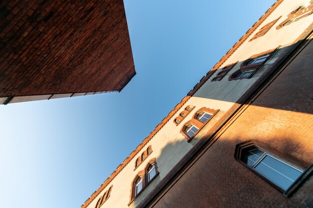 Oude kazerne bouwen en ketelruim pijp, perspectief onderaanzicht. Historisch gebouw uit de laatste wereldoorlog II