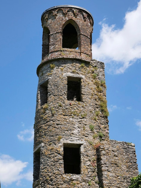 Oude Keltische kasteel toren over blauwe lucht achtergrond Blarney kasteel in Ierland Keltische vesting