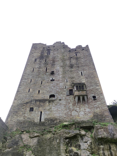 Oude Keltische vesting geïsoleerd op witte achtergrond staande op een rots Blarney Castle in Ierland