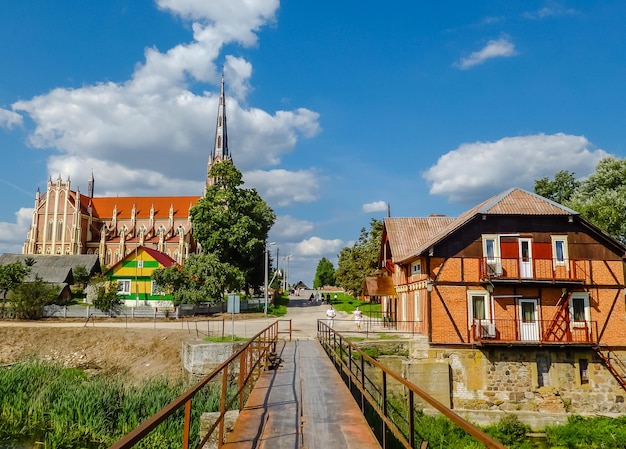 Oude kerk en molen Gervyaty in Wit-Rusland.