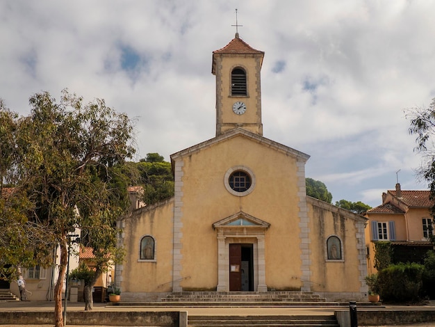 oude kerk in de belangrijkste plaats van het dorp porquerolles eiland frankrijk panorama landschap