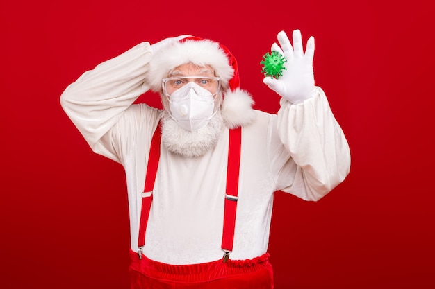 oude kerstman draagt een beschermend medisch masker op afstand kerstviering