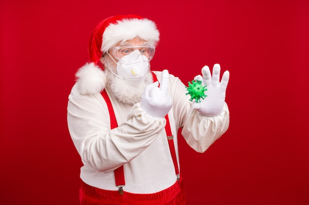 oude kerstman draagt een beschermend medisch masker op afstand kerstviering