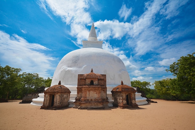 Oude kiri wehera dagoba in polonnaruwa sri lanka