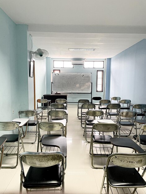 Foto oude klas met veel lesstoelen studeerkamer zonder studenten concept voor onderwijs