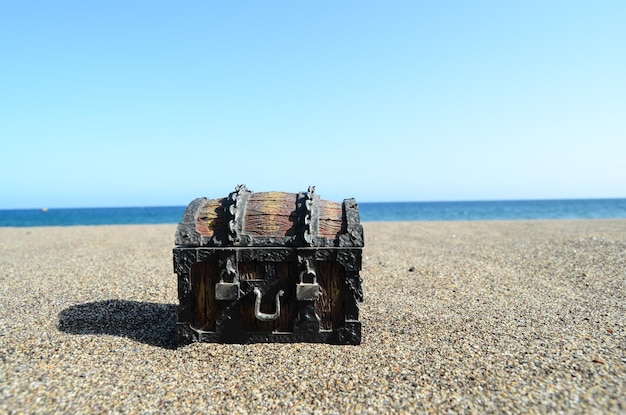 Oude klassieke houten en ijzeren schatkist op het strand