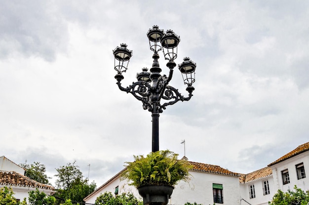 Oude klassieke lantaarnpaal met ornamenten in de straten van Marbella, Malaga. Andalusië.