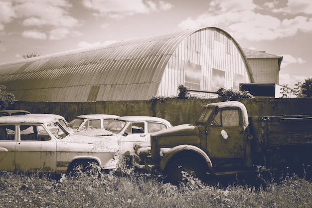 Foto oude klassieke russische auto dichtbij weg. foto in oude beeldstijl