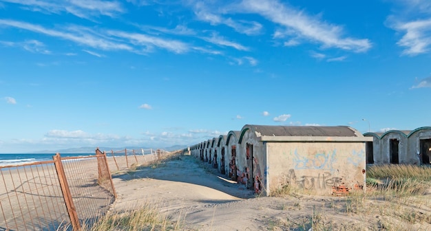 Oude kleedkamer op het zand