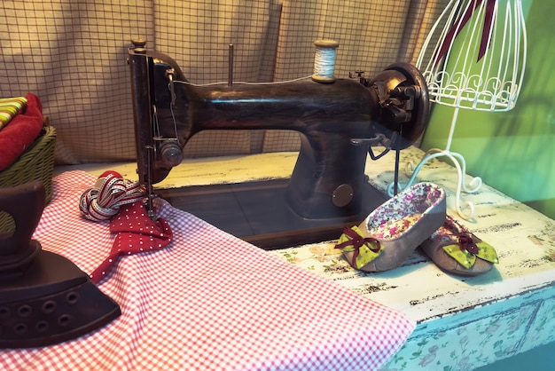 Oude kleermakerij met naaimachine
