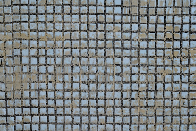 Oude kleine blauwe keramische tegels met sporen van cementachtergrond voor ontwerp
