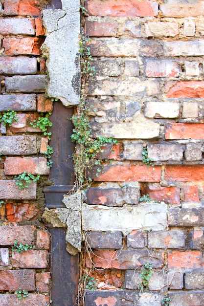 Oude kleurrijke bakstenen muur met spleet