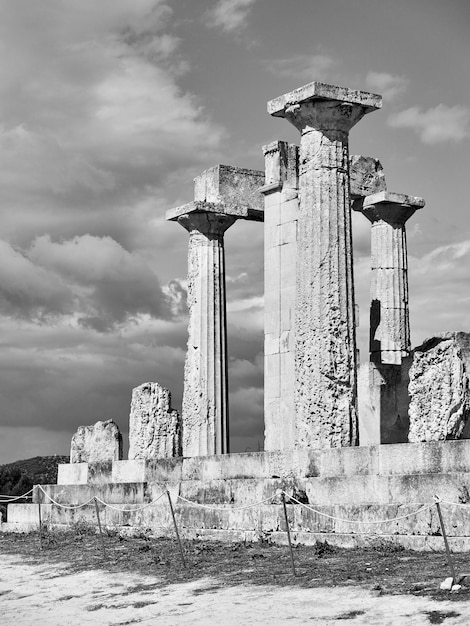 Oude kolommen van de tempel van Aphaea op het eiland Aegina, Griekenland. Zwart-witfotografie