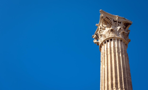 Oude Korinthische kolom op blauwe hemelachtergrond Athene Griekenland