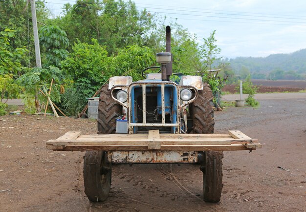 Oude krachtige tractor