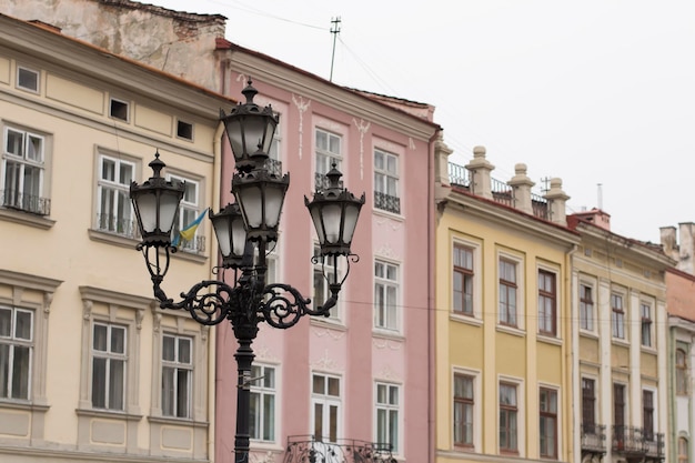 Oude lantaarns op straat in lviv