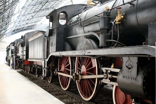 Oude locomotief die zich bij station bevindt