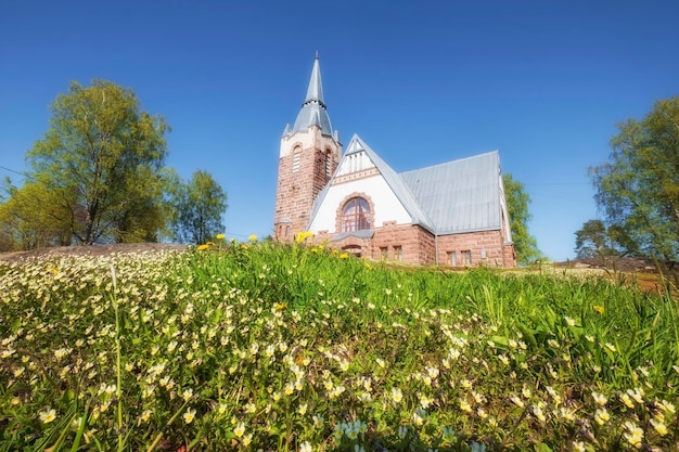 Oude Lutherse Kerk in het voorjaar in het dorp Melnikovo in de regio Leningrad in Rusland