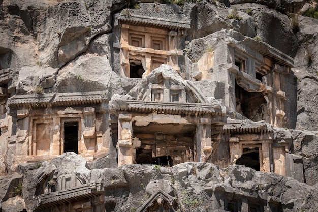 Oude Lycische necropolis met graf uitgehouwen in rotsen in Mira Demre, Turkije