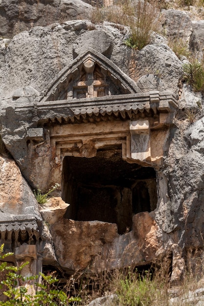 Oude Lycische necropolis met graf uitgehouwen in rotsen in Mira Demre, Turkije