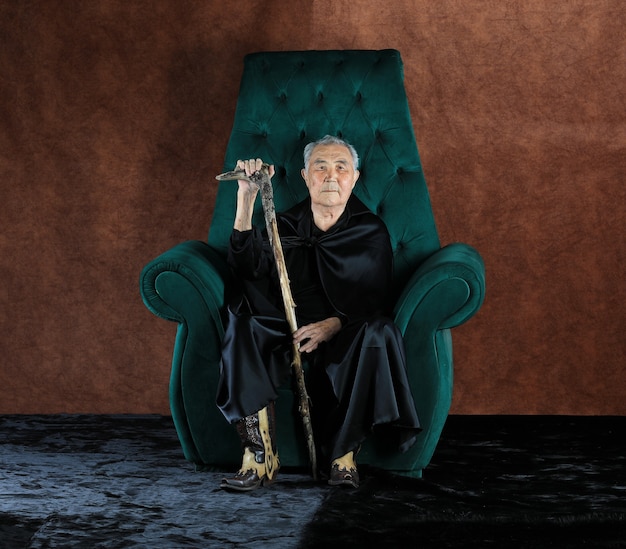 oude man aristocraat in een stoel