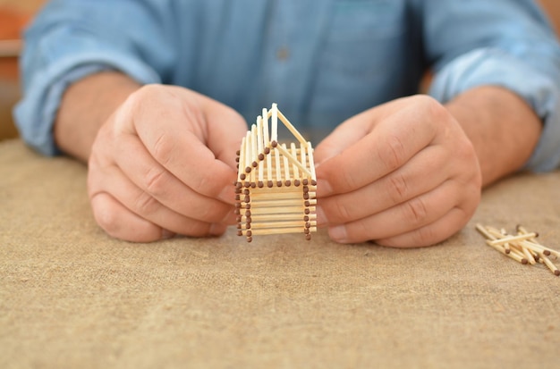 Oude man bezig met handwerk lijm huis met lucifers Dromen bouwen Handgemaakt Vrije plaats Handwerken Hobby