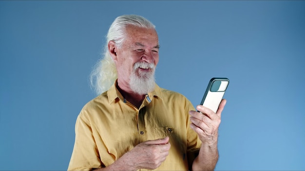Foto oude man die een videogesprek voert op de telefoonfoto