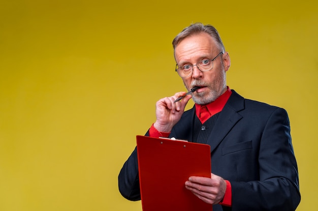 Oude man in glazen met documenten, map, zelfverzekerde zakenman. Contract lezen