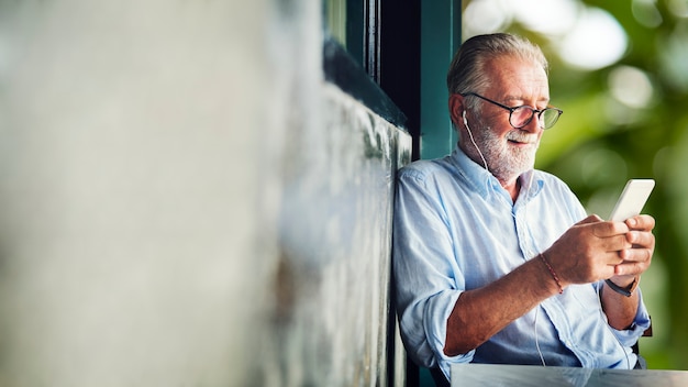 Oude man met een smartphone