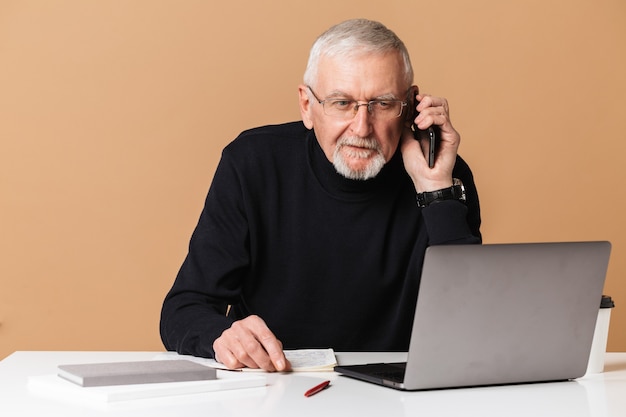 Oude man met laptop portret