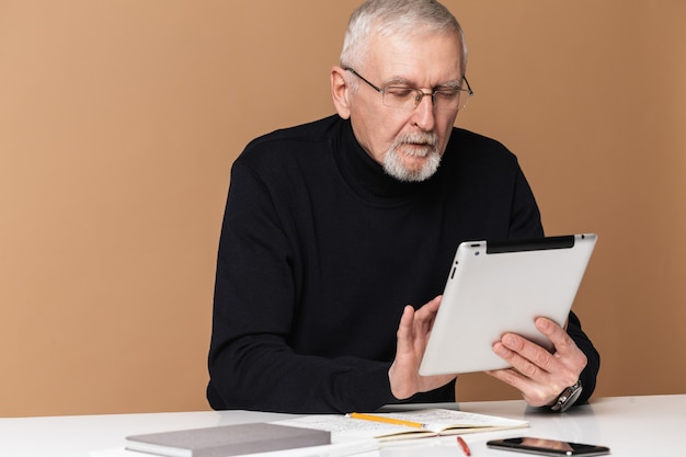 Oude man met tabletportret