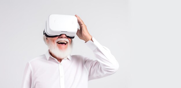 oude man met virtual reality-headset