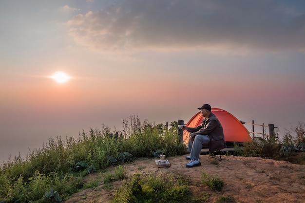 Oude man met zonsopgang in de ochtend